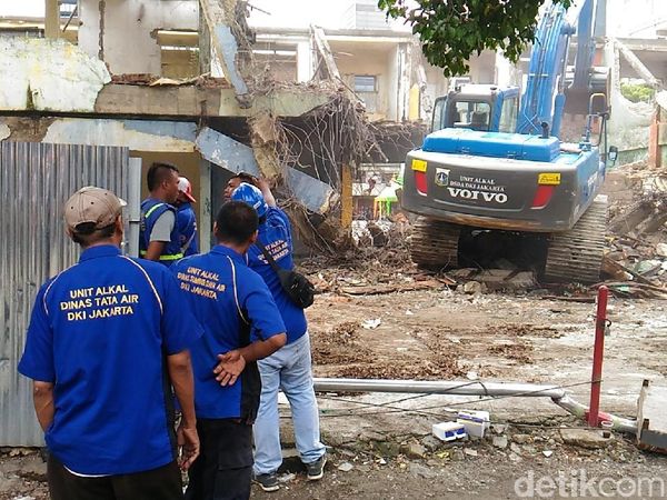 Foto: Detik-detik Eks Pasar Blora Menteng Diratakan