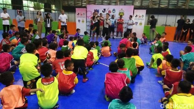 FC Tokyo Berbagi Ilmu Sepakbola ke Anak-anak di Jakarta