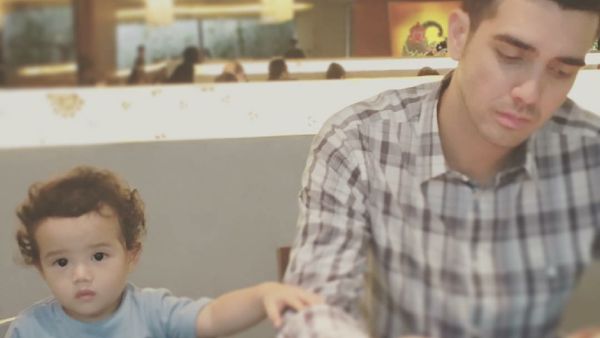 Potret Hot Daddy, Fachri Albar, Saat Main Bareng si Kecil