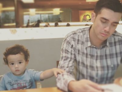 Potret Hot Daddy, Fachri Albar, Saat Main Bareng si Kecil