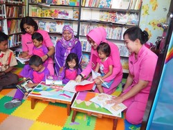 Cara Polisi Bantu Tingkatkan Minat Baca di Pulau Untung Jawa