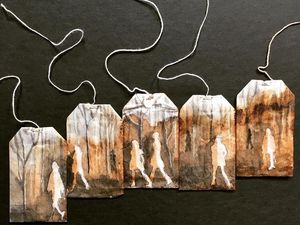 Keren! 10 Lukisan Cantik Ini Dibuat di Atas Kantung Teh Bekas