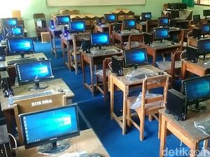 Persiapan UNBK, Dua SMA di Blitar Dapat Komputer