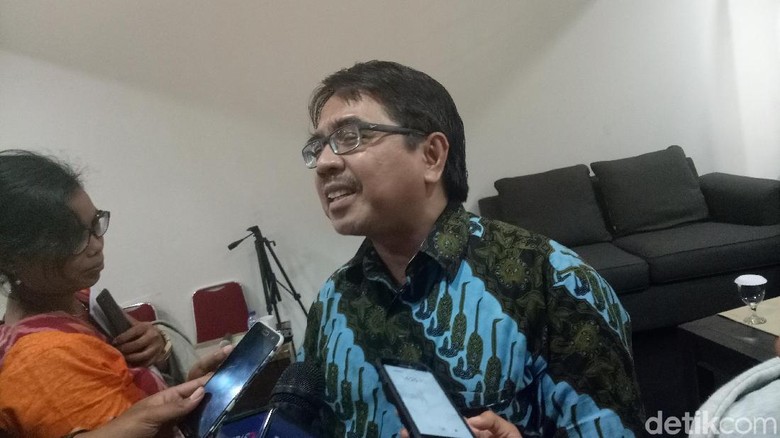 Penjelasan Ade Armando soal Azan Tidak Suci