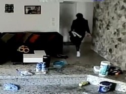 Pria Tak Dikenal Masuk Rumah, Bocah Ini Sembunyi dan Telepon Polisi