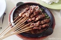 Sate berbahan ekstrim jadi makanan khas Malang yang bisa kamu coba.