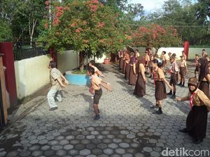 Lestarikan Kesenian Lokal, Pelajar SD Permanu Wajib Bisa Tari Bapang