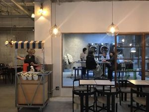 Asyiknya! Di Tempat Laundry Ini Bisa Nunggu Cucian Sambil Ngopi Enak​