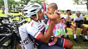 Melihat Aktivitas Pebalap Tour de Indonesia Sebelum Balapan
