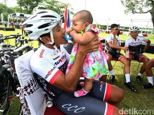 Melihat Aktivitas Pebalap Tour de Indonesia Sebelum Balapan