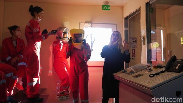 Foto: Pramugari Cantik Turkish Airlines Latihan Padamkan Api