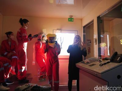 Foto: Pramugari Cantik Turkish Airlines Latihan Padamkan Api