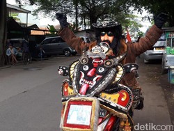 Ini Keseharian Penunggang Motor Bergaya Nyentrik di Bandung