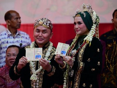 Senyum Gubernur Kalteng dan Yulistra Ivo Usai Resmi Menikah