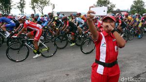Potret Antusias Warga Tonton Tour de Indonesia 2018