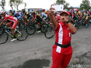 Potret Antusias Warga Tonton Tour de Indonesia 2018