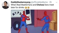 Nah fans Chelsea dan Madrid, kalau bertemu di jalan jangan saling tunjuk-tunjukan ya, kan timnya sama-sama sedang terpuruk. (Foto: Twitter @officialdaddymo)
