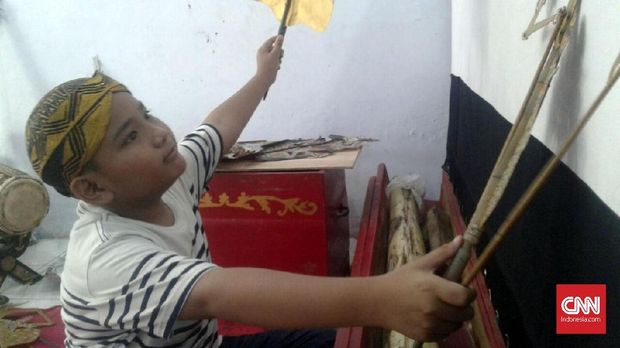 Fatikh rajin melihat pagelaran wayang yang diadakan oleh Pemkab Ponorogo di Paseban, Alun-alun Ponorogo.
