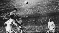 Brian Kidd. Membela MU periode 1967–1974, Kidd di antaranya masih diingat berkat golnya di final Piala Liga Champions 1968. Ia pindah ke Arsenal (1974–1976) setelah MU terdegradasi. (Foto: Central Press/Getty Images)