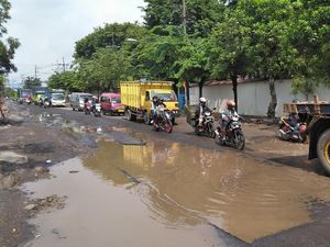 Akses Jalan Menuju Makam Sunan Giri Rusak Parah