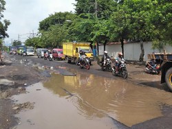 Akses Jalan Menuju Makam Sunan Giri Rusak Parah