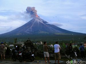 Gunung Mayon di Filipina Meletus!