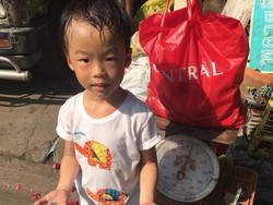 Nggak Mau Sekolah, Anak 5 Tahun Ini Diajak Ibunya Jadi Pemulung