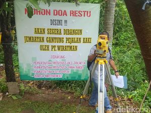 Petugas Mulai Kerjakan Pengganti Jembatan Mengerikan di Jagakarsa