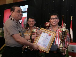 Polda Jatim Raih Penghargaan Polmas Award Kapolri Cup