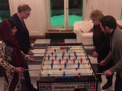 Bill Gates Tanding Foosball Lawan Juan Mata