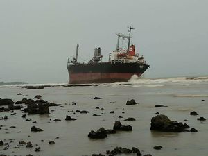 Dihantam Cuaca Ekstrem, Kapal Kargo Terdampar di Pandeglang