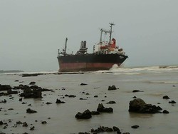 Dihantam Cuaca Ekstrem, Kapal Kargo Terdampar di Pandeglang