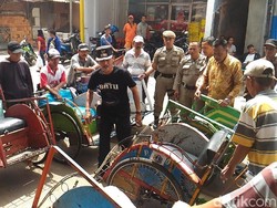 Lurah Cek Tukang Becak di Flyover Bandengan Tambora