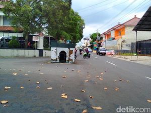 Menelusuri Cerita Makam di Tengah Jalan Kota Purwokerto