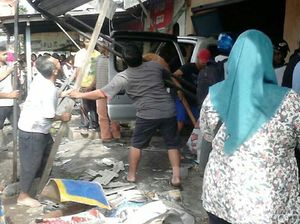 Hindari Penyeberang, Mobil Tabrak Warung Bakso di Banjarnegara