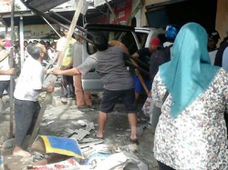 Hindari Penyeberang, Mobil Tabrak Warung Bakso di Banjarnegara