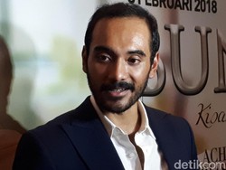 Ario Bayu Merasa Makin Romantis Teleponan dengan Istri di Prancis