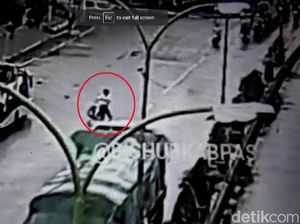 Terekam CCTV, Seorang Pria Diduga Sengaja Bunuh Diri Tabrak Truk
