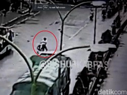 Terekam CCTV, Seorang Pria Diduga Sengaja Bunuh Diri Tabrak Truk
