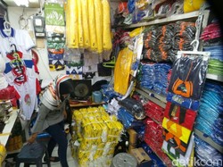 Marak Kampanye via Medsos, Penjualan Atribut di Pasar Senen Turun