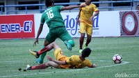 Sriwijaya terlihat sangat dominan di babak pertama. Sementara PSMS terpaksa bermain lebih menunggu untuk menyerang balik ke pertahanan lawan.