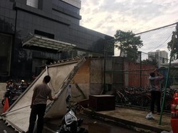 Angin Kencang, Tenda di Polda Terbang Loncati Pagar Setinggi 5 M