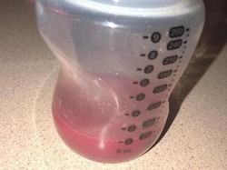 Ibu Ini Panik Karena Warna ASI-nya Berubah Jadi Pink