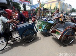 38 Becak Ditempel Stiker,  Lurah Pekojan: Di Sini Stok Lama Semua