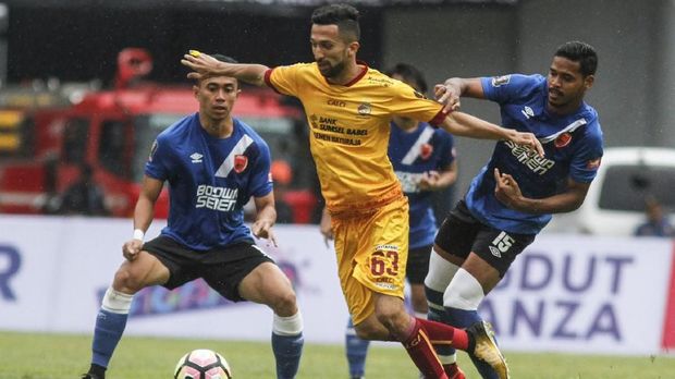 Pemain serbabisa Sriwijaya FC, Manuchekhr Dzhalilov tidak mampu membobol gawang Bali United pada leg pertama.
