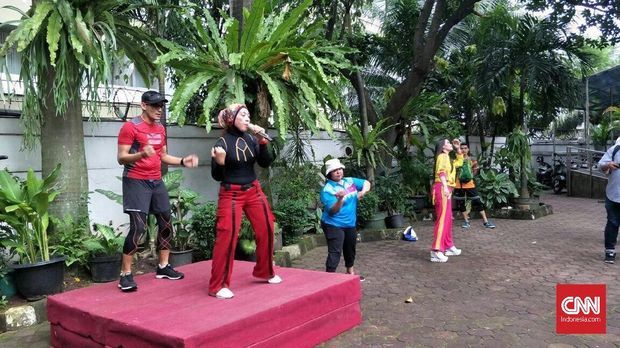 Sandiaga Asyik Goyang Via Vallen di Bawah Guyuran Hujan