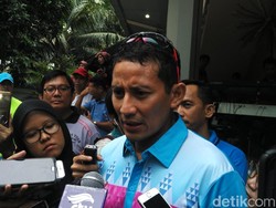 Dapat Laporan Trotoar Sudirman Ramai PKL, Sandiaga Carikan Lahan
