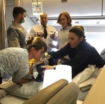 Cerita Dua Dokter Bantu Seorang Ibu Melahirkan di Pesawat