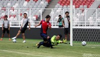 Latihan mengolah bola.