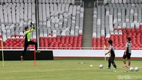 Porsi latihan untk kiper digelar terpisah.